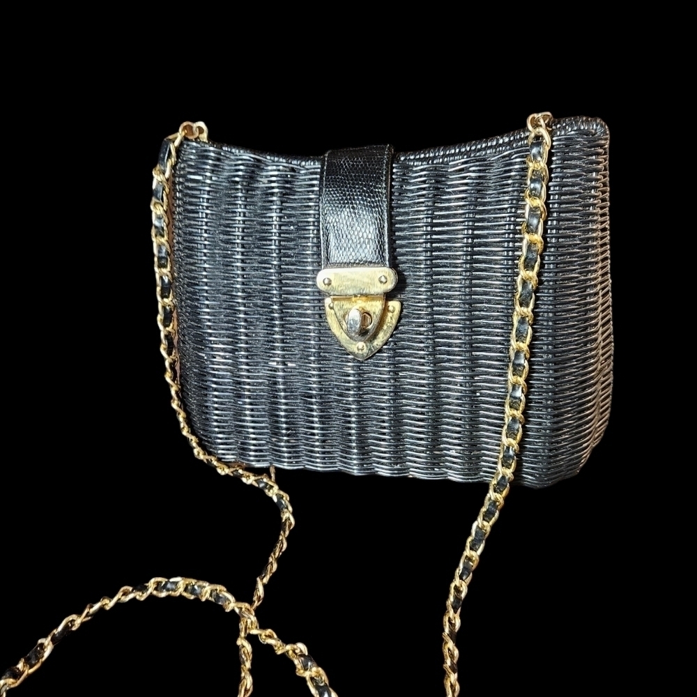 Vintage Black Basket weave shoulder bag. - Picture 4 of 15